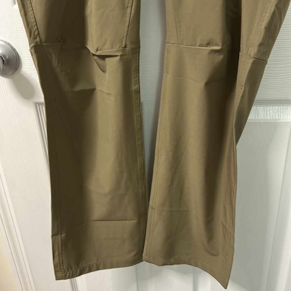 EUC! Under Armour Performance Men's Dark Khaki Pants size 34x32. No flaws! - Picture 4 of 8